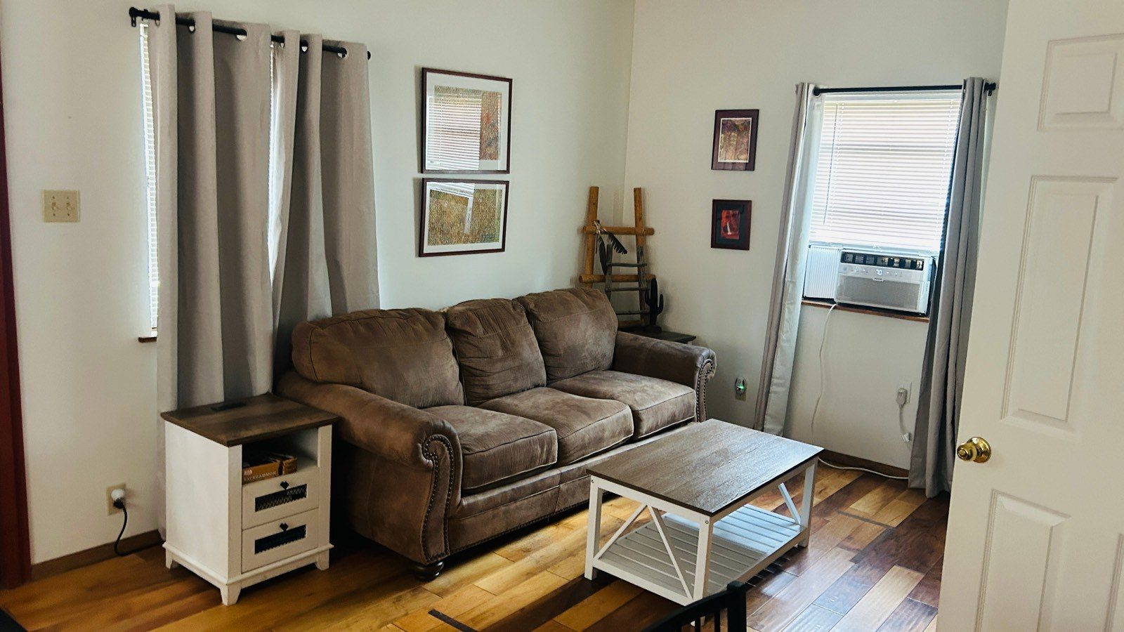 Clean living room with leather sofa and hardwood floor in a Sedona, AZ cabin