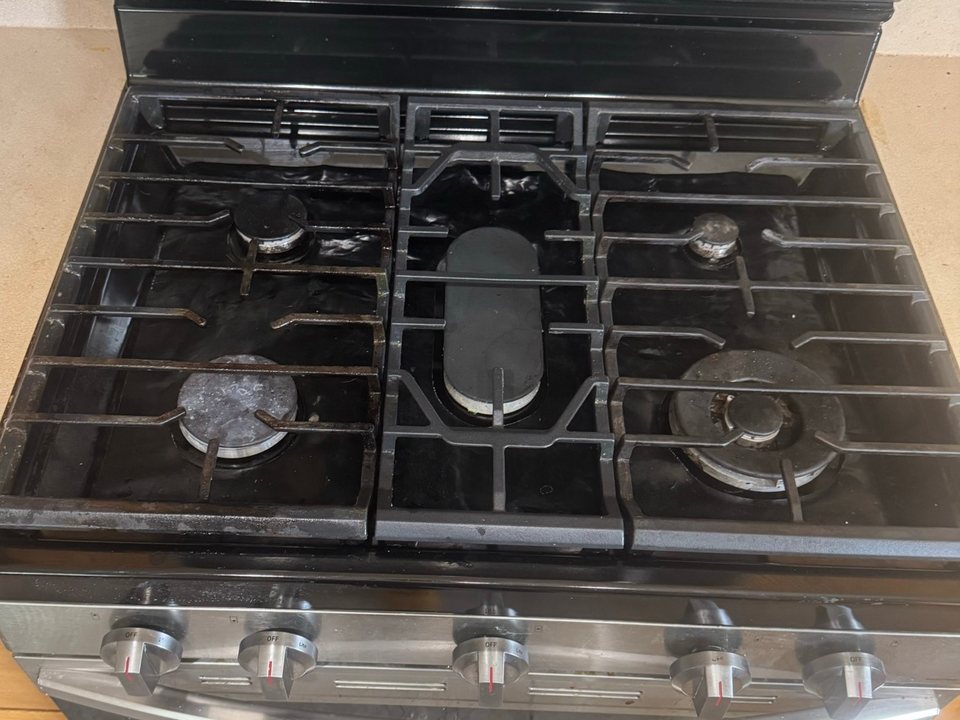 Same gas cooktop with a clean surface and grates in place after a cleaning in Sierra Vista, AZ