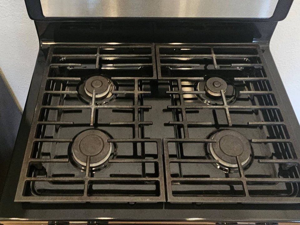 Same gas range with clean grates and burners after cleaning in Tucson, AZ