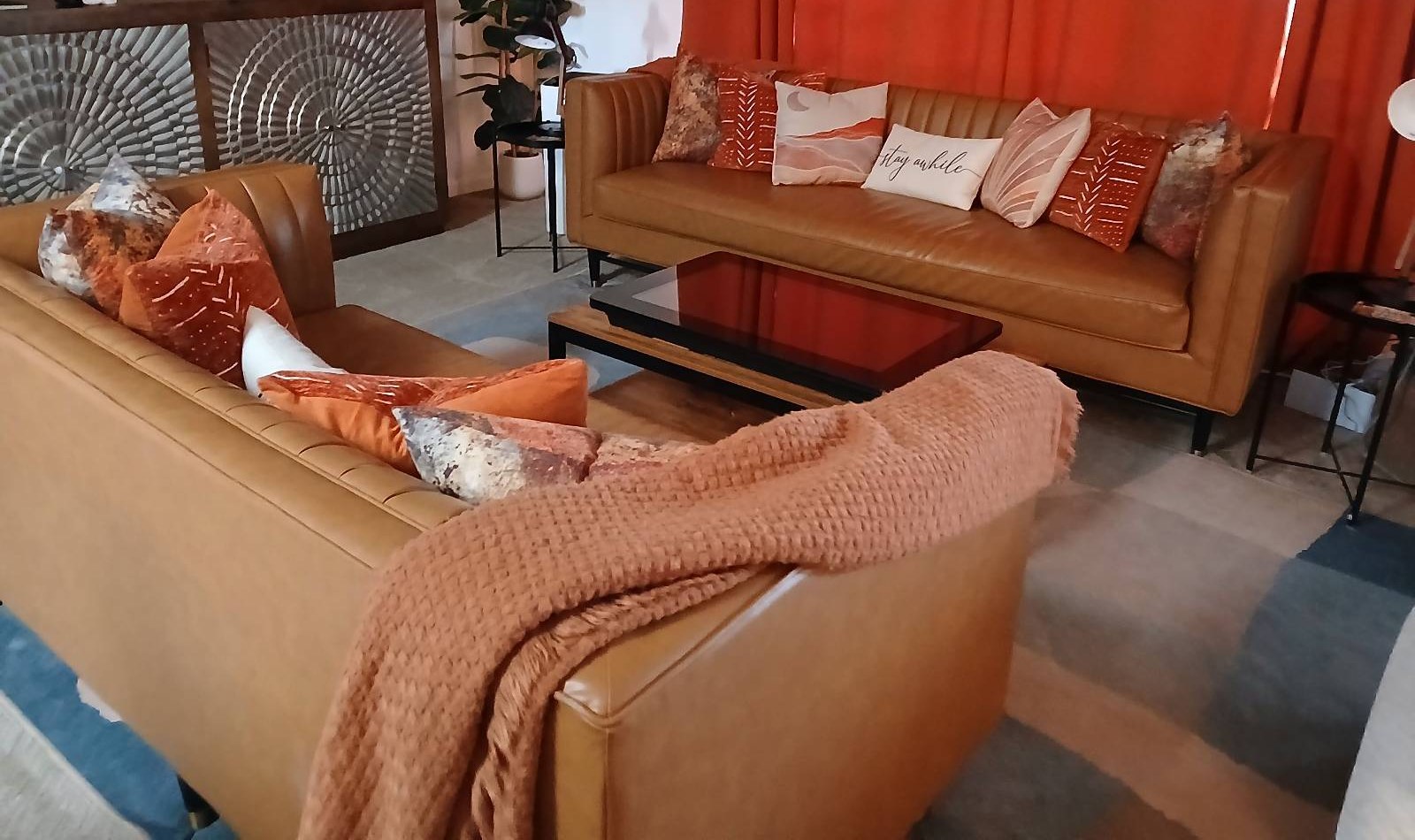 Leather sofas with fluffed pillows and a clean coffee table in a Williams, AZ vacation rental